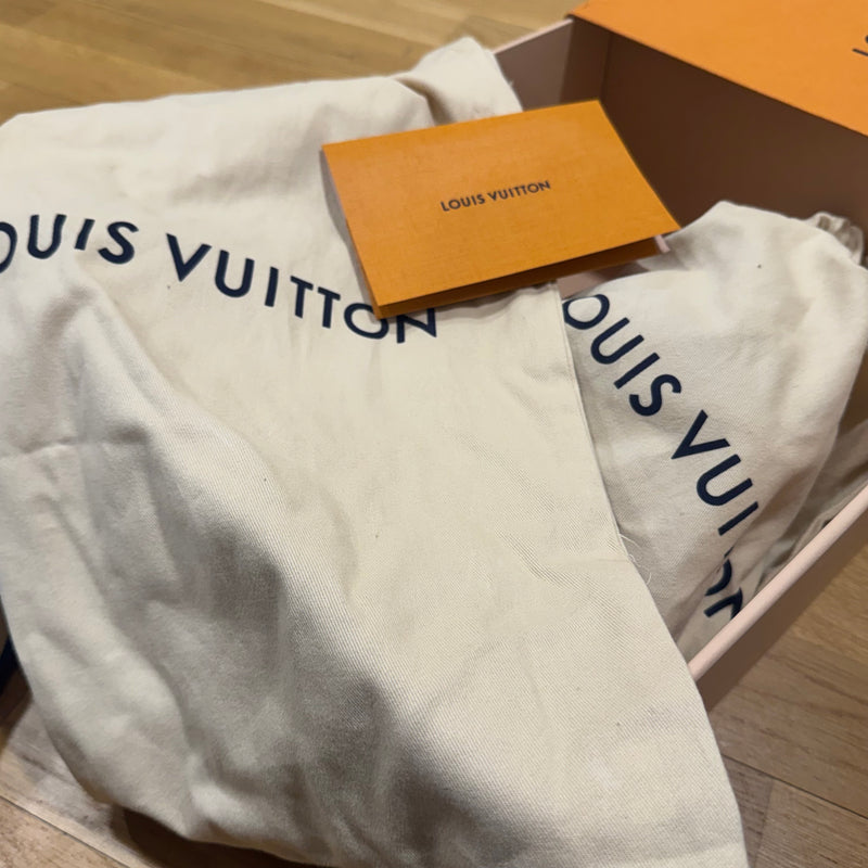 Detailansicht: Sourced limited accessories and clothes Louis Vuitton LV Trainer Monogram Denim White Blue – Logo, Nähte oder Material