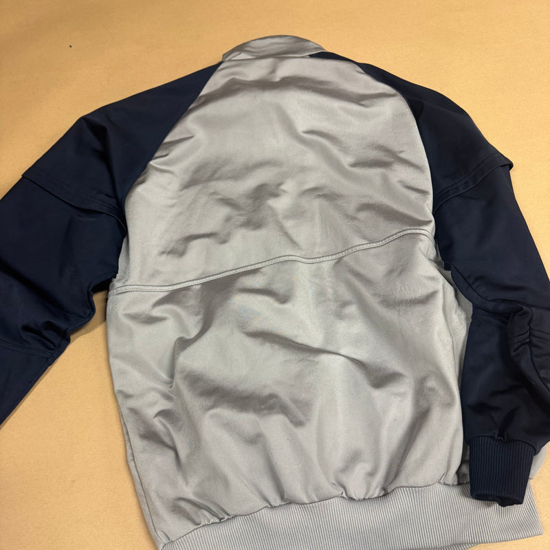 Detailansicht: Sourced limited accessories and clothes Adidas 90s vintage grey track jacket – Logo, Nähte oder Material