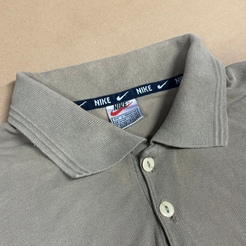 Detailansicht: Sourced limited accessories and clothes Nike vintage 90s brown polo shirt – Logo, Nähte oder Material