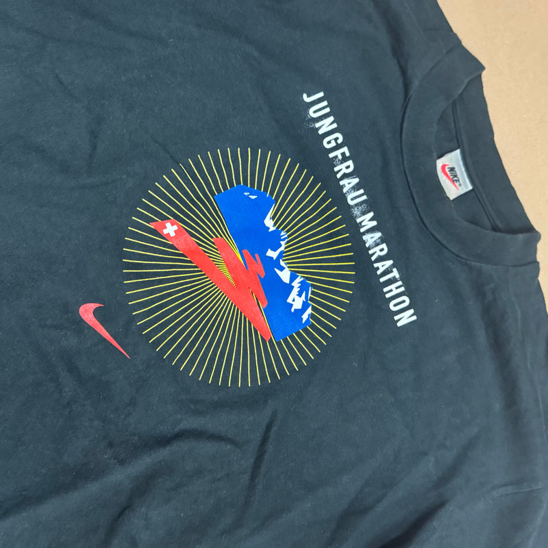 Detailansicht: Sourced limited accessories and clothes Nike Switzerland Jungfrau Marathon vintage t-shirt – Logo, Nähte oder Material