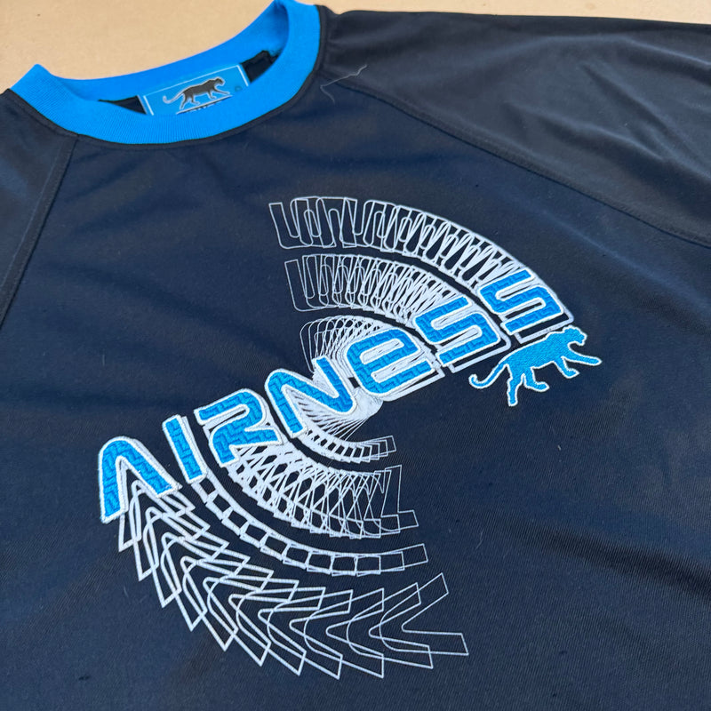 Detailansicht: Sourced limited accessories and clothes Airness streetwear 00s black t-shirt – Logo, Nähte oder Material