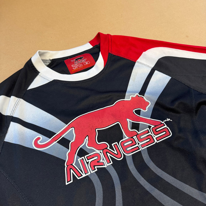 Detailansicht: Sourced limited accessories and clothes Airness streetwear 00s black and red t-shirt – Logo, Nähte oder Material