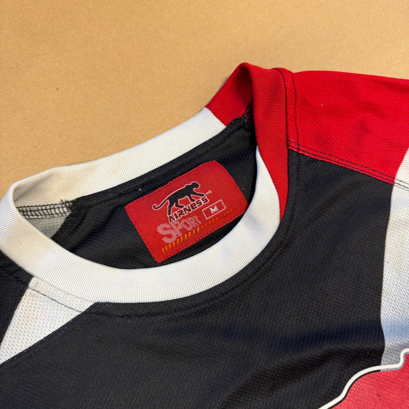 Detailansicht: Sourced limited accessories and clothes Airness streetwear 00s black and red t-shirt – Logo, Nähte oder Material