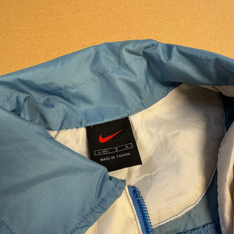 Detailansicht: Sourced limited accessories and clothes Nike vintage 90s blue light rain jacket – Logo, Nähte oder Material