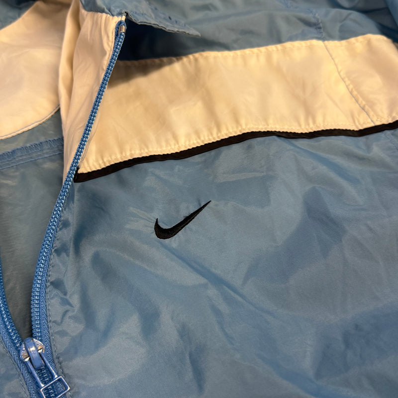 Detailansicht: Sourced limited accessories and clothes Nike vintage 90s blue light rain jacket – Logo, Nähte oder Material