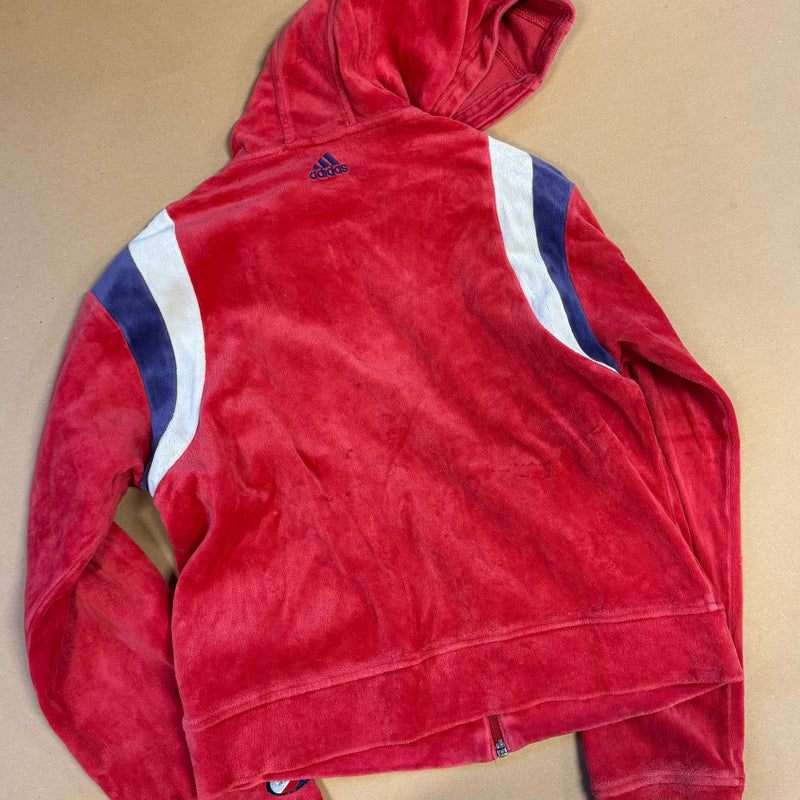 Detailansicht: Sourced limited accessories and clothes Adidas vintage 80s red fluffy zip-up hoodie – Logo, Nähte oder Material