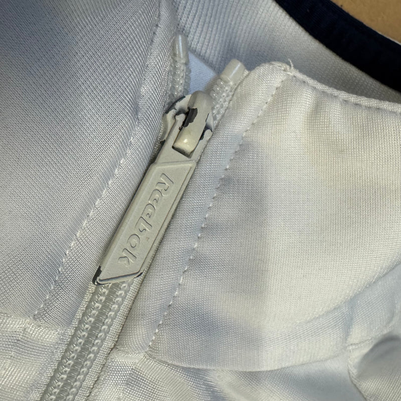 Detailansicht: Sourced limited accessories and clothes Reebok vintage white 00s track jacket – Logo, Nähte oder Material