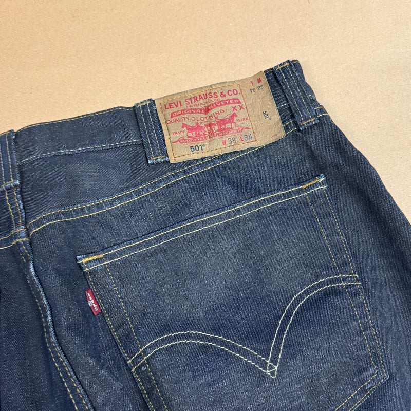 Detailansicht: Sourced limited accessories and clothes Levi Strauss black straight leg vintage jeans – Logo, Nähte oder Material