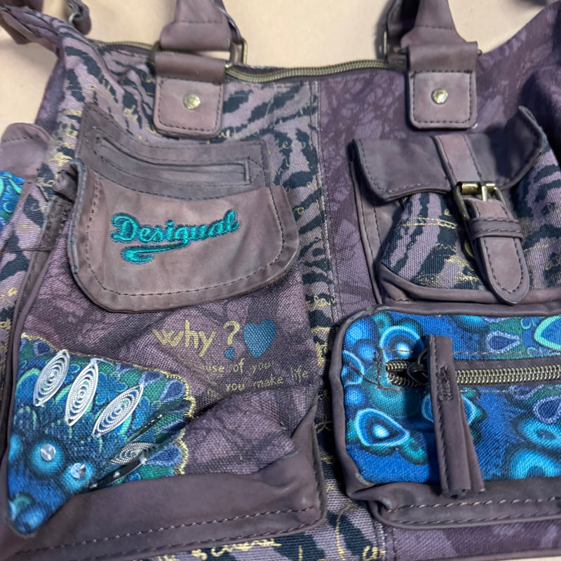 Detailansicht: Sourced limited accessories and clothes Vintage Desigual brown 90s handbag – Logo, Nähte oder Material