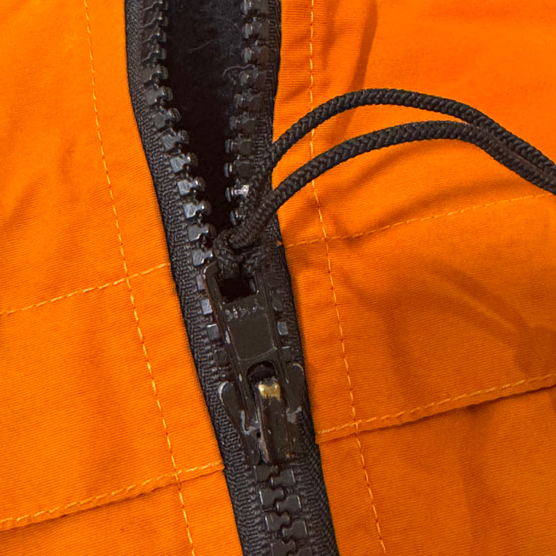 Detailansicht: Sourced limited accessories and clothes Carhartt orange rainprotective jacket – Logo, Nähte oder Material