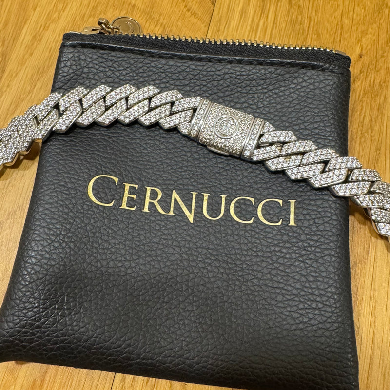 Detailansicht: Sourced limited accessories and clothes Cernucci iced out prong Cuban chain white gold – Logo, Nähte oder Material