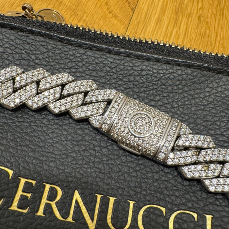Detailansicht: Sourced limited accessories and clothes Cernucci iced out prong Cuban chain white gold – Logo, Nähte oder Material