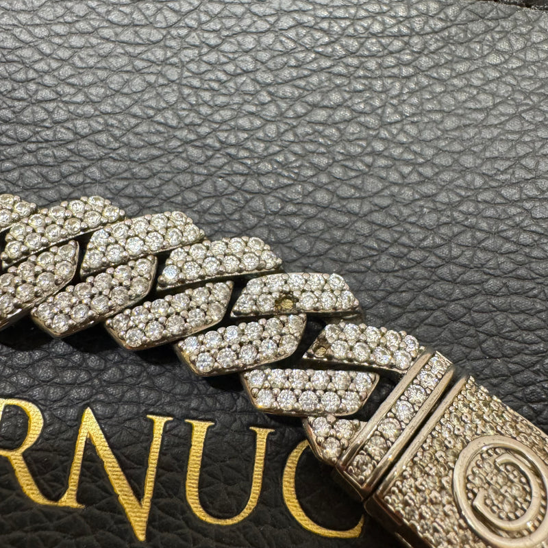 Detailansicht: Sourced limited accessories and clothes Cernucci iced out prong Cuban chain white gold – Logo, Nähte oder Material