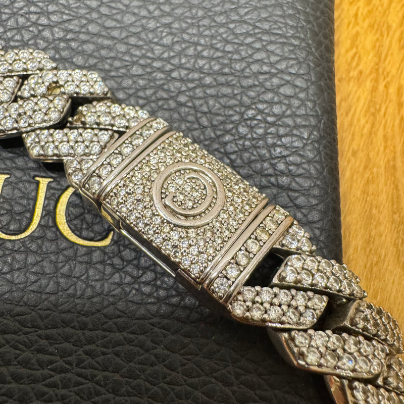 Detailansicht: Sourced limited accessories and clothes Cernucci iced out prong Cuban chain white gold – Logo, Nähte oder Material