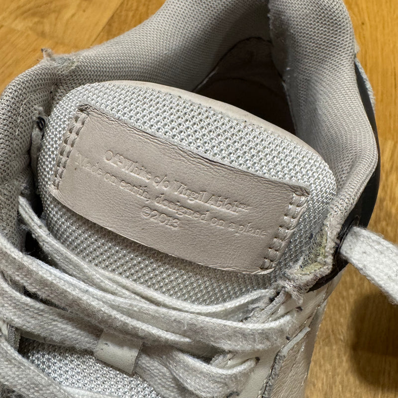 Detailansicht: Sourced limited accessories and clothes Off-White Out of Office sneakers black and whit – Logo, Nähte oder Material
