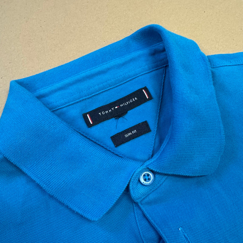 Detailansicht: Sourced limited accessories and clothes Tommy Hilfiger skyblue poloshirt – Logo, Nähte oder Material