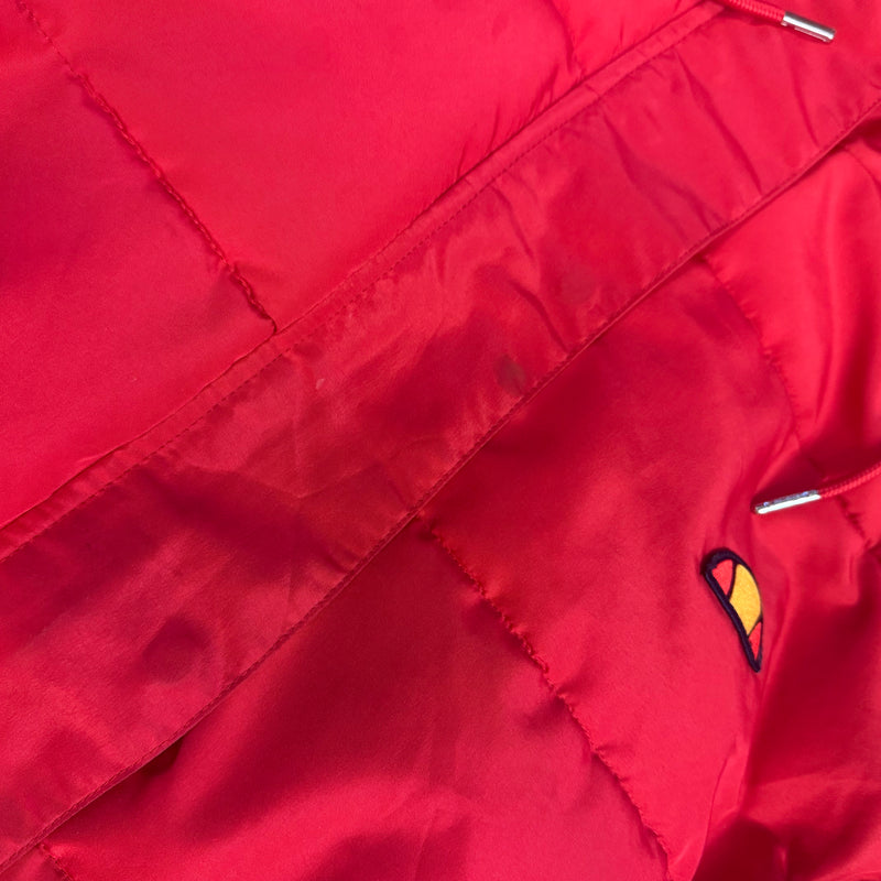 Detailansicht: Sourced limited accessories and clothes Ellesse retro red puffer jacket – Logo, Nähte oder Material