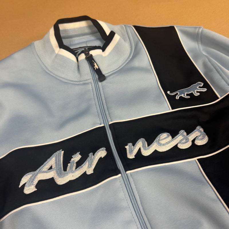 Detailansicht: Sourced limited accessories and clothes Airness streetwear 00s sky blue track jacket – Logo, Nähte oder Material