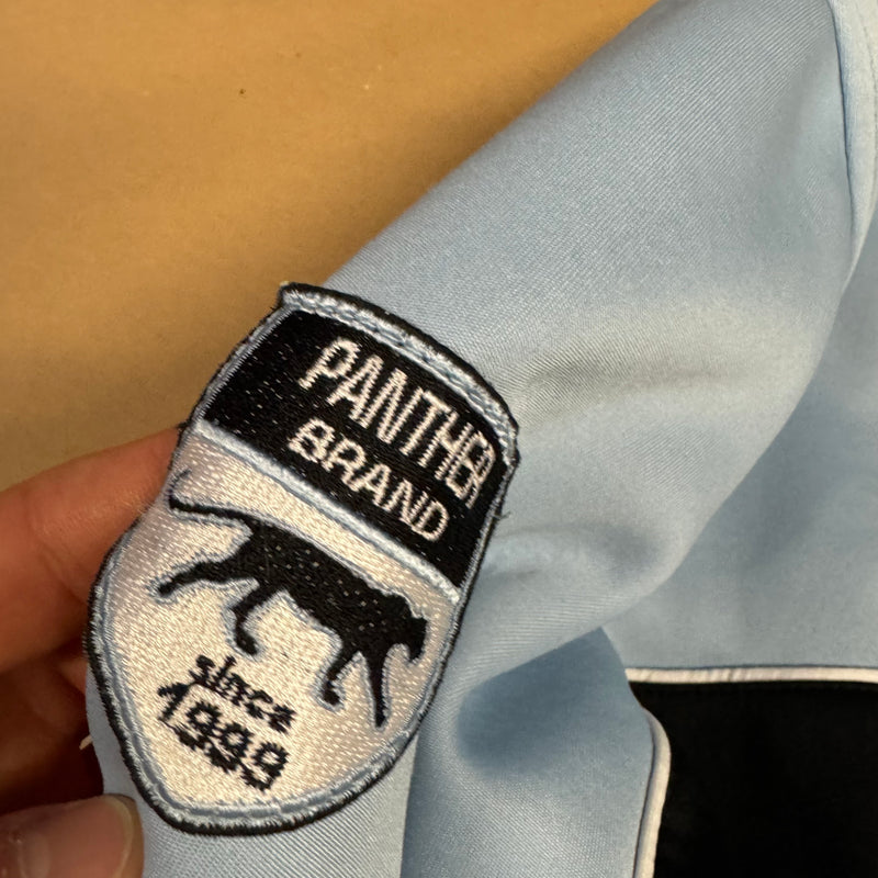 Detailansicht: Sourced limited accessories and clothes Airness streetwear 00s sky blue track jacket – Logo, Nähte oder Material