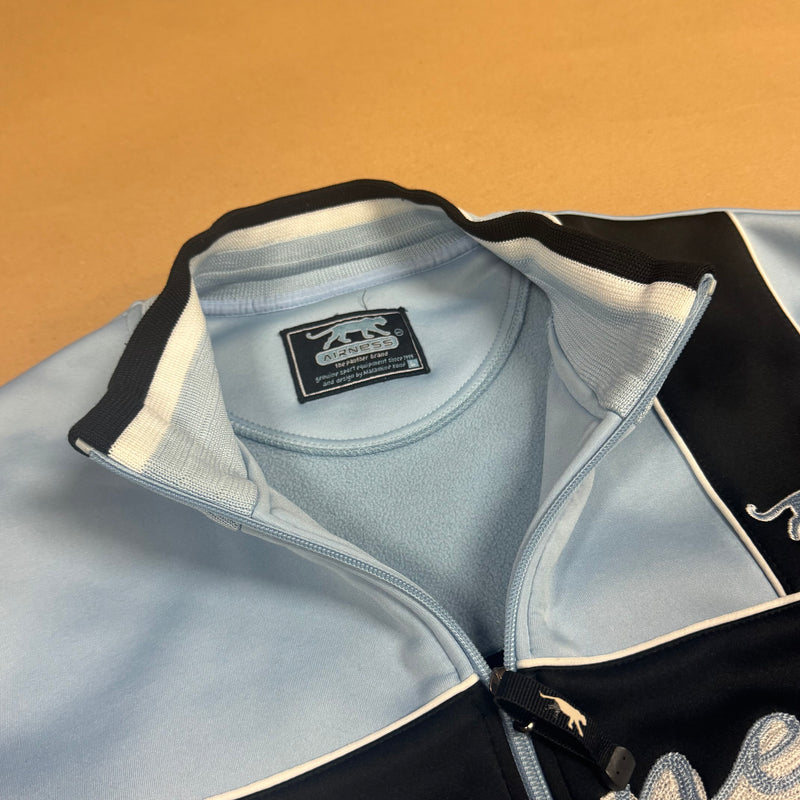 Detailansicht: Sourced limited accessories and clothes Airness streetwear 00s sky blue track jacket – Logo, Nähte oder Material