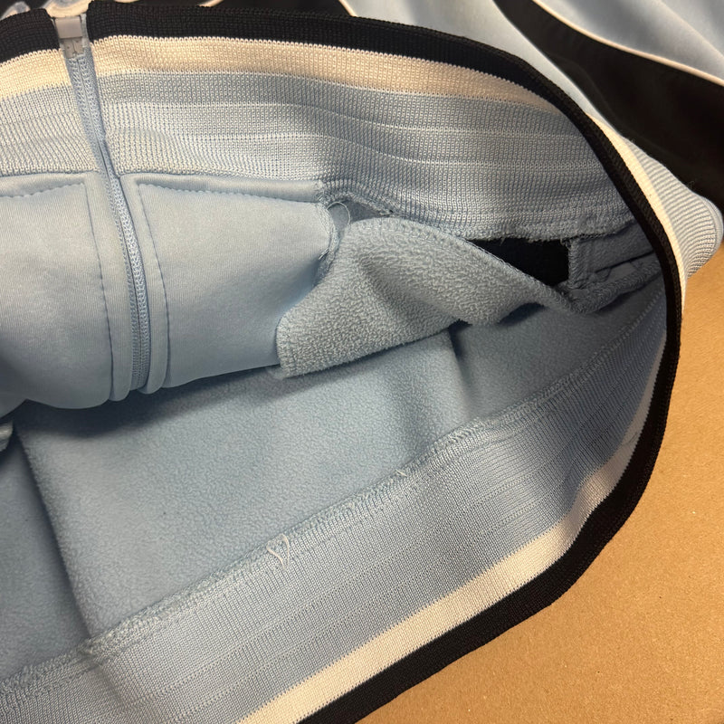 Detailansicht: Sourced limited accessories and clothes Airness streetwear 00s sky blue track jacket – Logo, Nähte oder Material