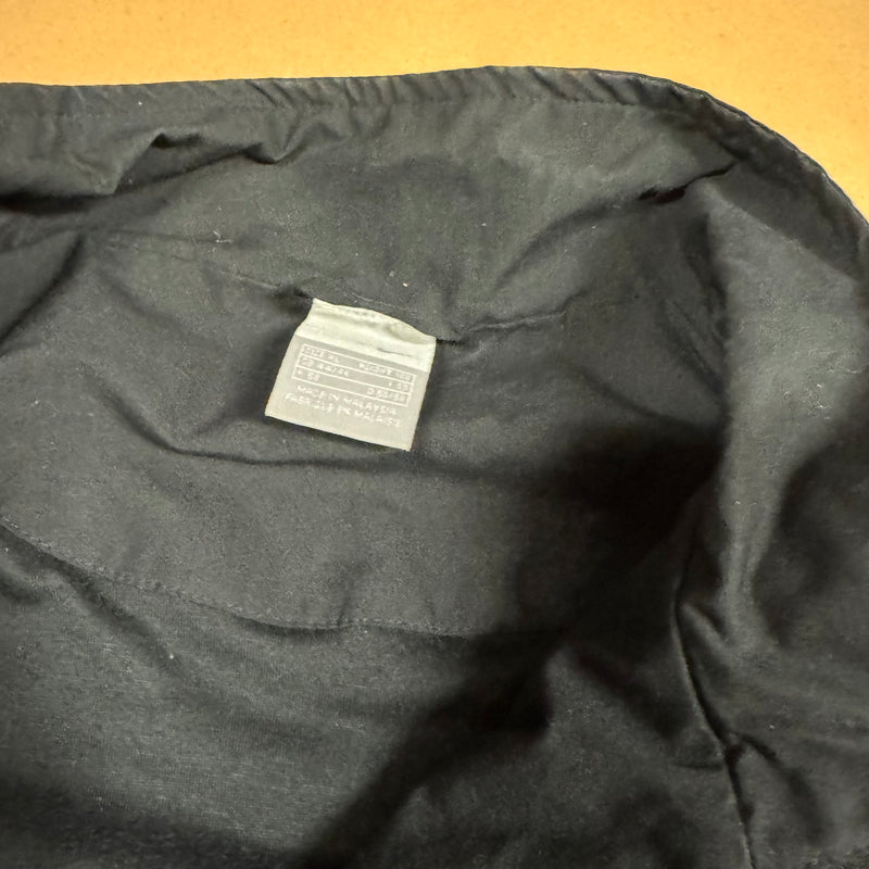 Detailansicht: Sourced limited accessories and clothes Nike vintage 90s black track jacket – Logo, Nähte oder Material