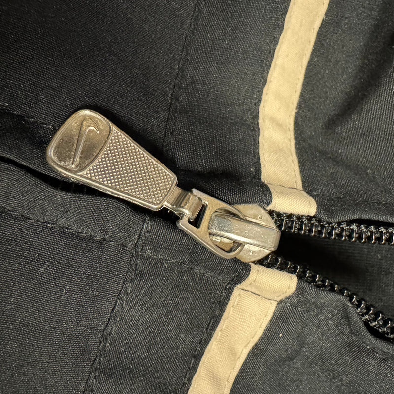 Detailansicht: Sourced limited accessories and clothes Nike vintage 90s black track jacket – Logo, Nähte oder Material