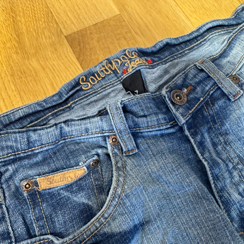 Detailansicht: Sourced limited accessories and clothes Southpole Y2K women’s wide leg jeans – Logo, Nähte oder Material