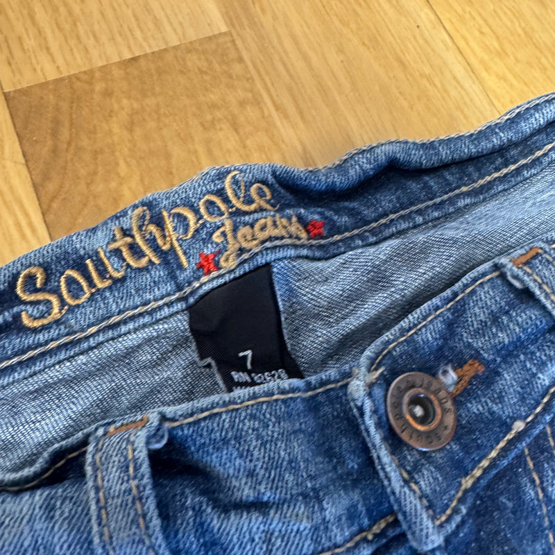 Detailansicht: Sourced limited accessories and clothes Southpole Y2K women’s wide leg jeans – Logo, Nähte oder Material