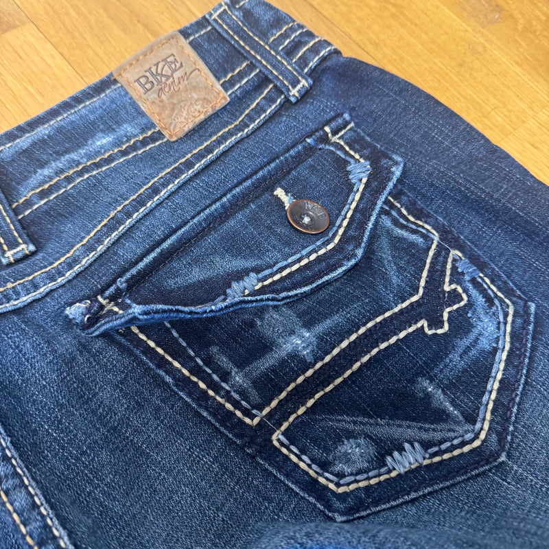 Detailansicht: Sourced limited accessories and clothes BKE Wendy Y2K stone washed wide leg jeans – Logo, Nähte oder Material