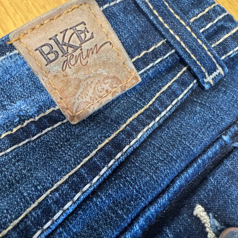 Detailansicht: Sourced limited accessories and clothes BKE Wendy Y2K stone washed wide leg jeans – Logo, Nähte oder Material