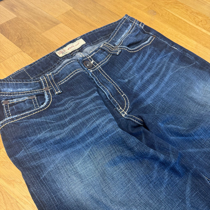 Detailansicht: Sourced limited accessories and clothes BKE Wendy Y2K stone washed wide leg jeans – Logo, Nähte oder Material