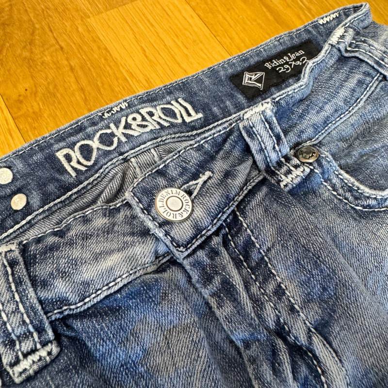 Detailansicht: Sourced limited accessories and clothes Rock and Roll Y2K wide leg low waist jeans – Logo, Nähte oder Material