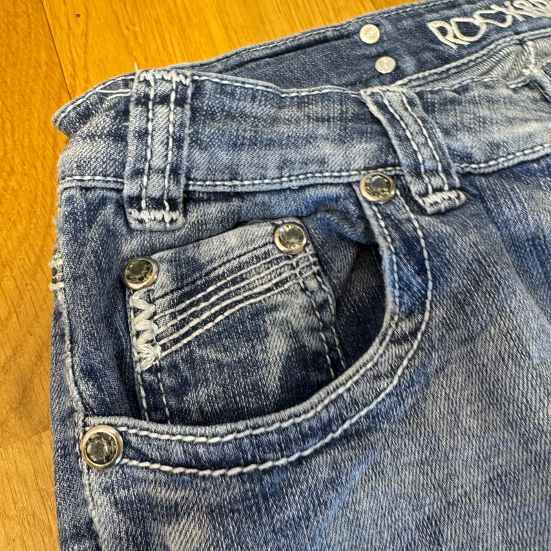 Detailansicht: Sourced limited accessories and clothes Rock and Roll Y2K wide leg low waist jeans – Logo, Nähte oder Material