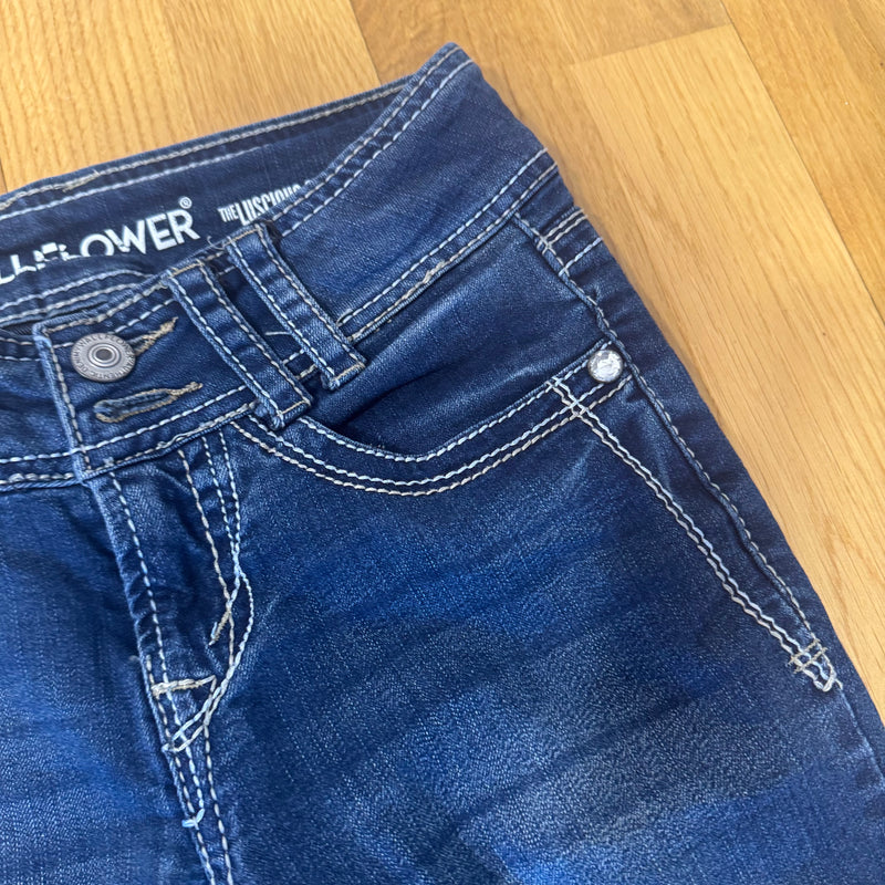Detailansicht: Sourced limited accessories and clothes Wallflower Y2K vintage wide leg jeans – Logo, Nähte oder Material