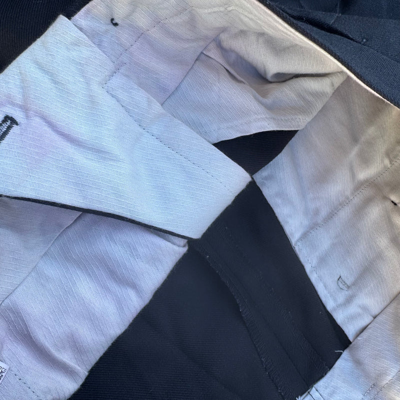 Detailansicht: Sourced limited accessories and clothes Burberry’s vintage wool dress pants – Logo, Nähte oder Material