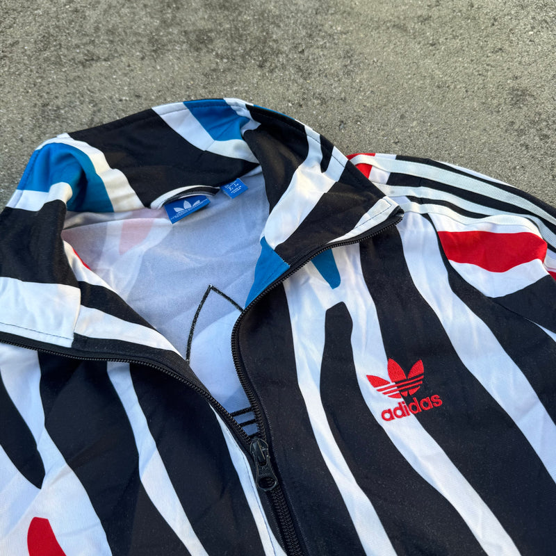 Detailansicht: Sourced limited accessories and clothes Adidas 00s streetwear track jacket – Logo, Nähte oder Material
