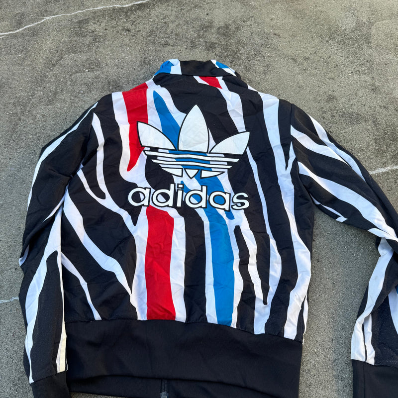 Detailansicht: Sourced limited accessories and clothes Adidas 00s streetwear track jacket – Logo, Nähte oder Material