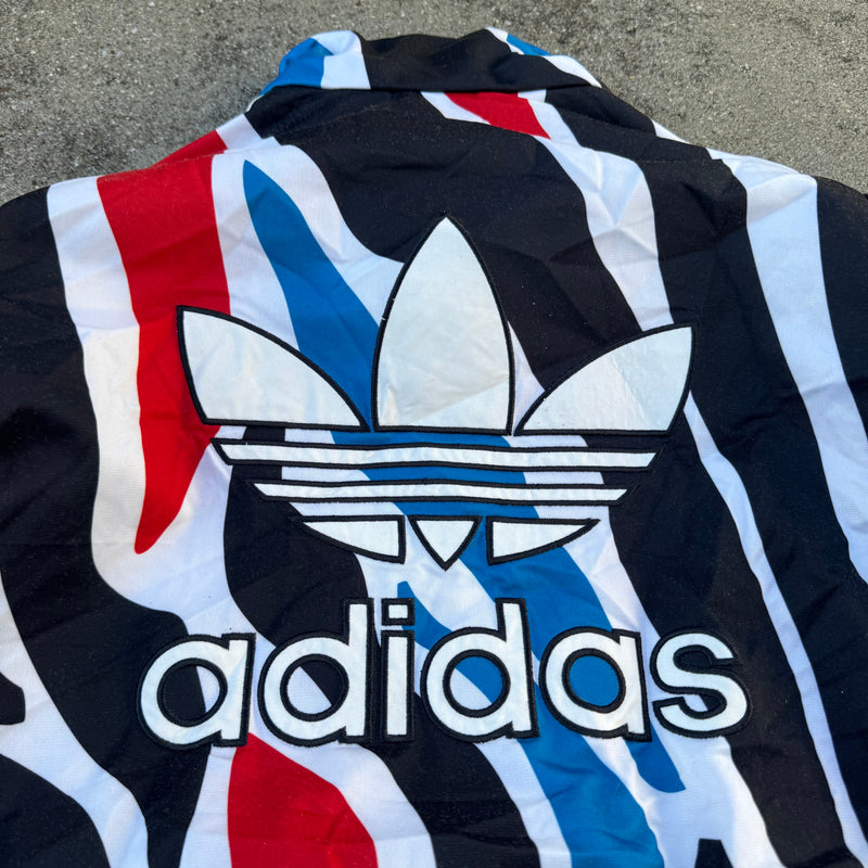 Detailansicht: Sourced limited accessories and clothes Adidas 00s streetwear track jacket – Logo, Nähte oder Material