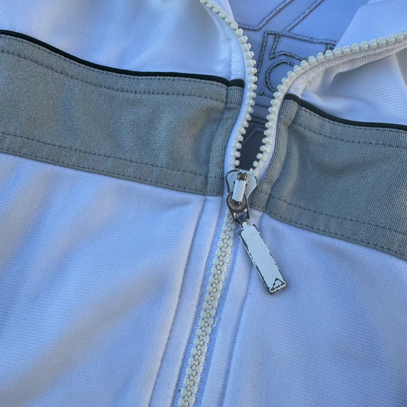 Detailansicht: Sourced limited accessories and clothes Adidas white vintage 90s track jacket – Logo, Nähte oder Material