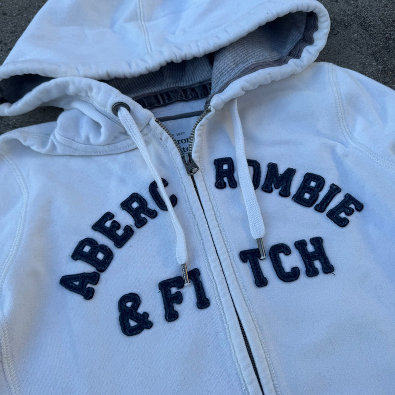 Detailansicht: Sourced limited accessories and clothes Abercrombie & Fitch Y2K white zipped hoodie – Logo, Nähte oder Material