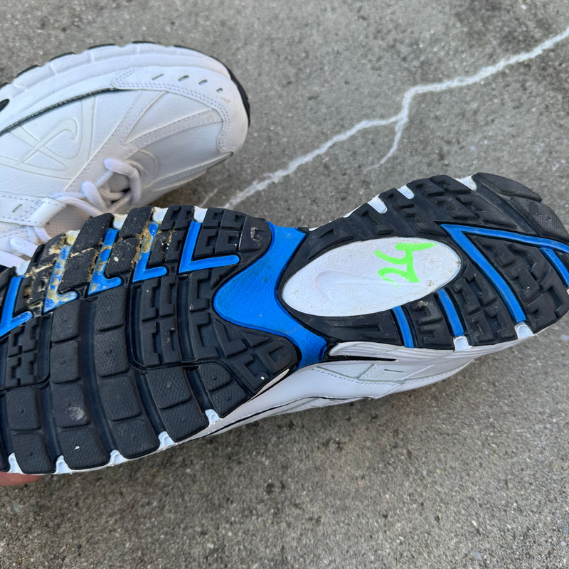 Detailansicht: Sourced limited accessories and clothes Nike Dart IV vintage Y2K white sneakers – Logo, Nähte oder Material