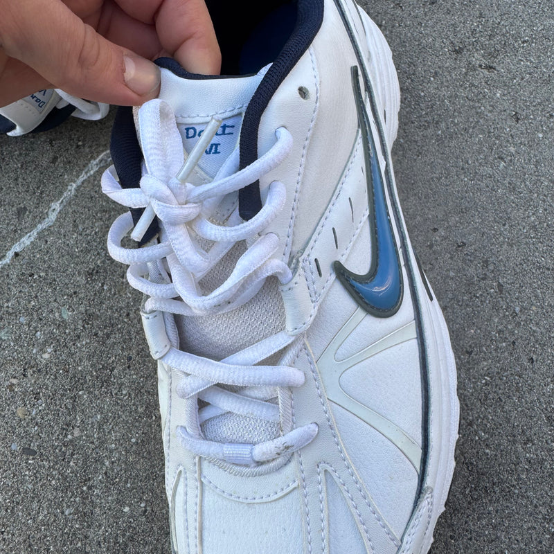 Detailansicht: Sourced limited accessories and clothes Nike Dart IV vintage Y2K white sneakers – Logo, Nähte oder Material