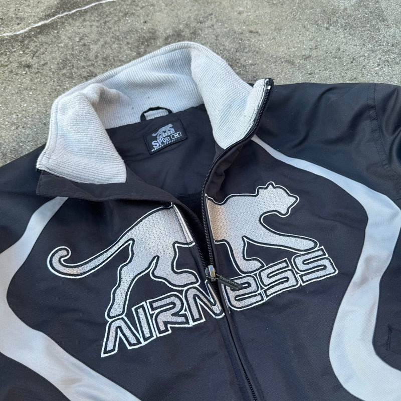 Detailansicht: Sourced limited accessories and clothes Airness streetwear style black jacket – Logo, Nähte oder Material