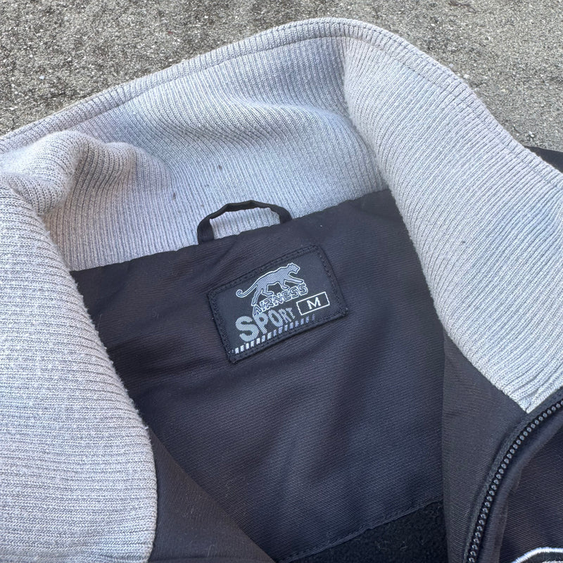Detailansicht: Sourced limited accessories and clothes Airness streetwear style black jacket – Logo, Nähte oder Material