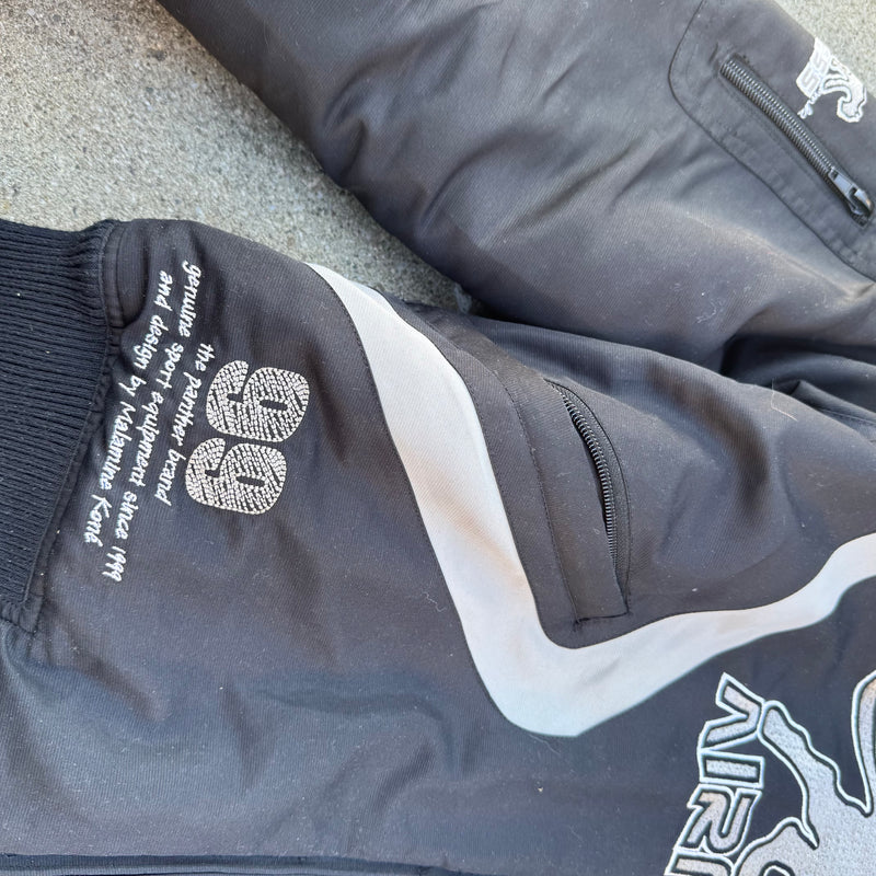 Detailansicht: Sourced limited accessories and clothes Airness streetwear style black jacket – Logo, Nähte oder Material