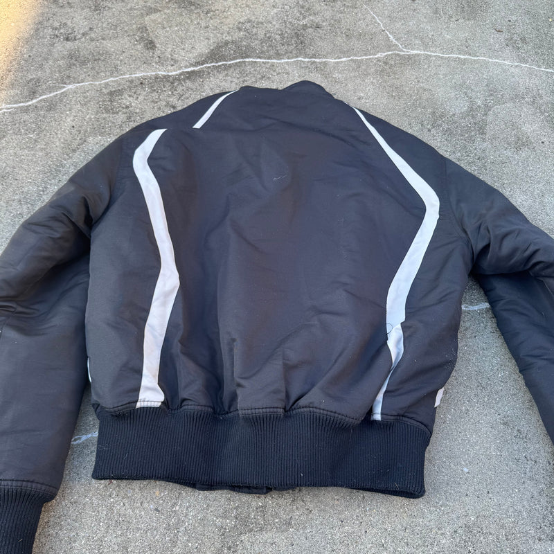 Detailansicht: Sourced limited accessories and clothes Airness streetwear style black jacket – Logo, Nähte oder Material