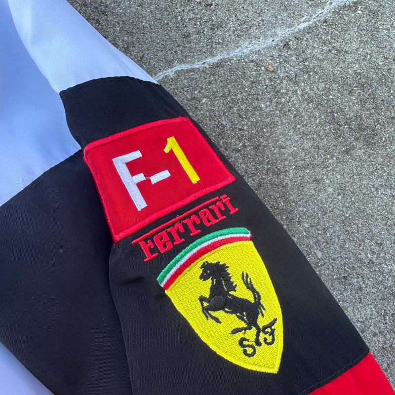 Detailansicht: Sourced limited accessories and clothes Streetwear style Ferrari F1 jacket – Logo, Nähte oder Material