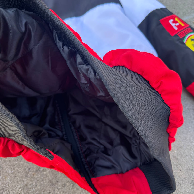Detailansicht: Sourced limited accessories and clothes Streetwear style Ferrari F1 jacket – Logo, Nähte oder Material