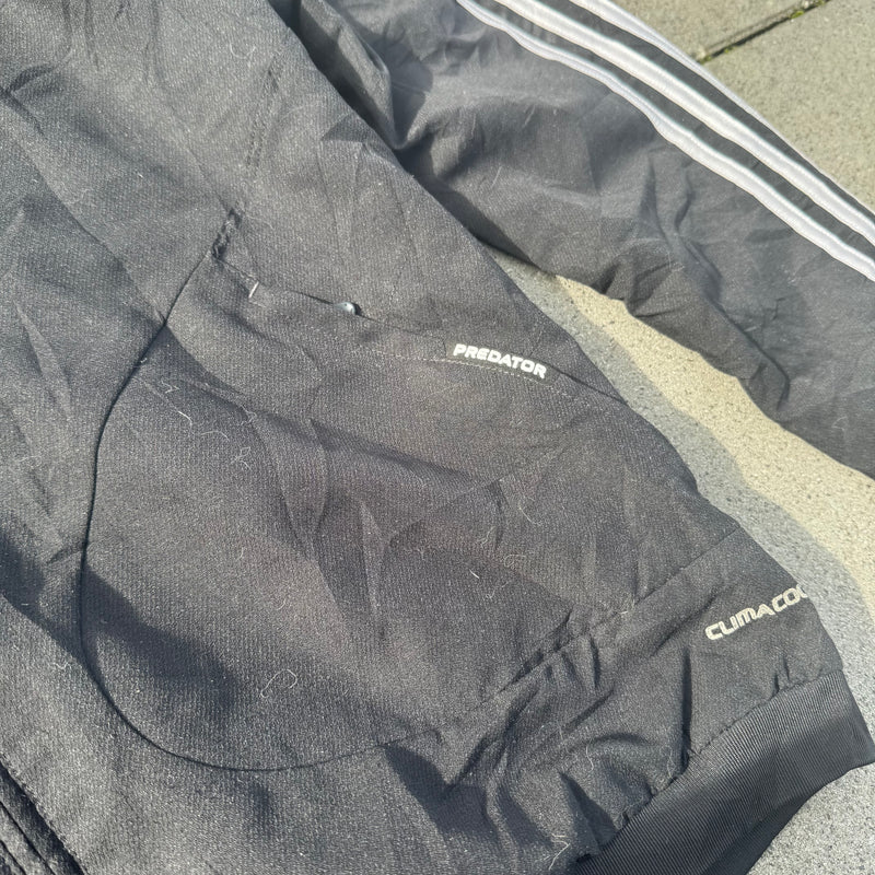 Detailansicht: Sourced limited accessories and clothes Adidas Predator Three Stripes black track jacket – Logo, Nähte oder Material